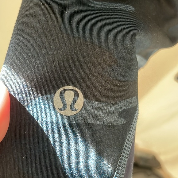 LULULEMON Inspire Crop II sz 6 - Picture 3 of 5